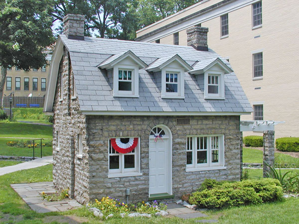 Miniature house in Shepherdstown, WV